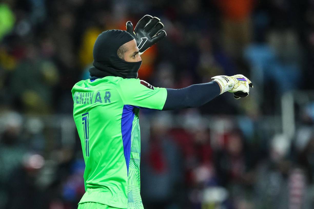 Edrick Menjívar entró al medio tiempo por ‘Buba‘ López. El portero de Olimpia defendió el arco de Honduras con una capucha para el frío.