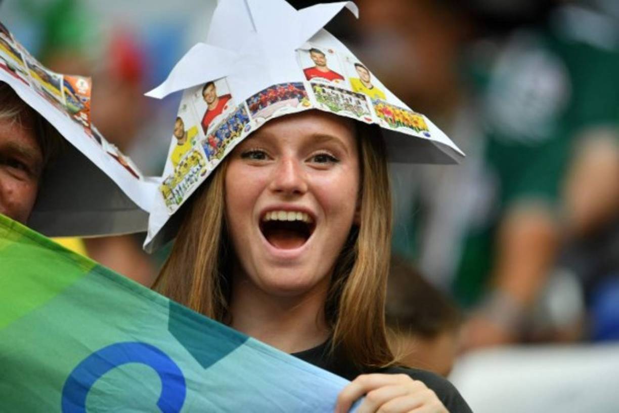 Las chicas brasileñas engalanaron las gradas del Samara Stadium. Foto AFP