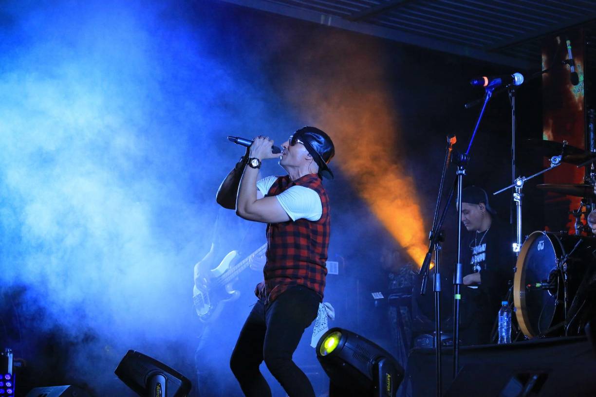 ”La Hora H” la iniciamos con Pedro Andreu y<i> </i>Alan Boguslavsky, exintegrantes de Héroes del Silencio, hace algunos años. Como el lema del show lleva una H, muchos han pensado que se trata de la H de Héroes del Silencio, y aunque sí tocamos música de ellos, en realidad “La Hora H”, significa La Hora Honduras, pero sabemos que a veces eso crea cofusión”, aclaró Roberto Caicedo momentos antes del show. 