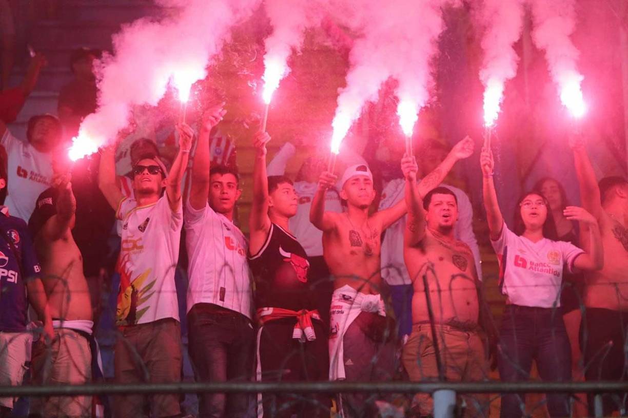 El show de la Ultra Fiel con bengalas en los últimos minutos del partido para celebrar la victoria del Olimpia contra el Génesis.
