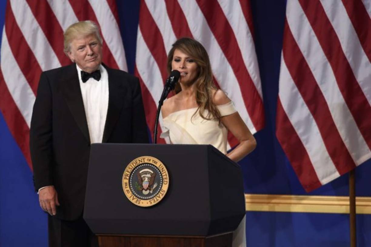 En el mundo de la política, la elección de la vestimenta no es casualidad. 'Los diseños y colores juegan un papel muy importante, envían mensajes y hacen guiños diplomáticos en momentos importantes', ha explicado este viernes a EFE Miguel del Amo, experto en Protocolo Social y Etiqueta de RedScreen.