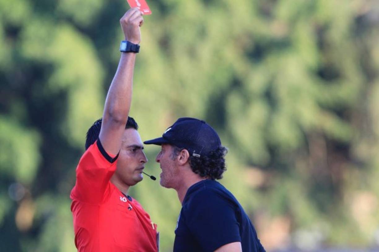 Pedro Troglio enloqueció y le reclamó fuerte a Said Martínez por expulsarlo.