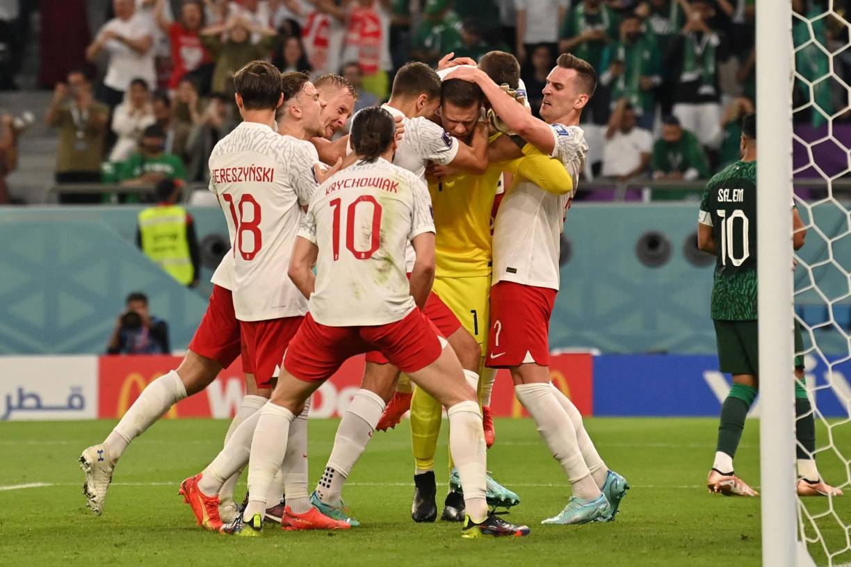 El arquero le estaba dando los tres puntos a Polonia y dejando en cero su marco previo al descanso en el primer tiempo.