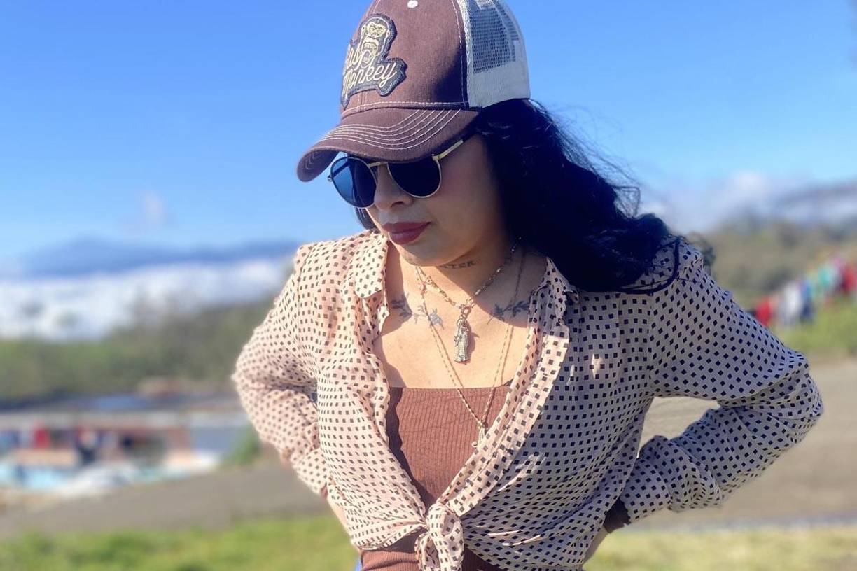 Sin embargo, la familia dejó de tener noticias de ella hasta que, al día siguiente, fue encontrada sin vida en un terreno baldío.