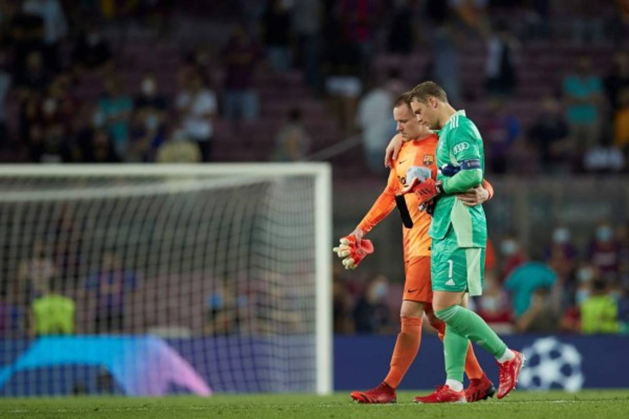 Manuel Neuer en un gran gesto fue a darle apoyo moral a Ter Stegen.