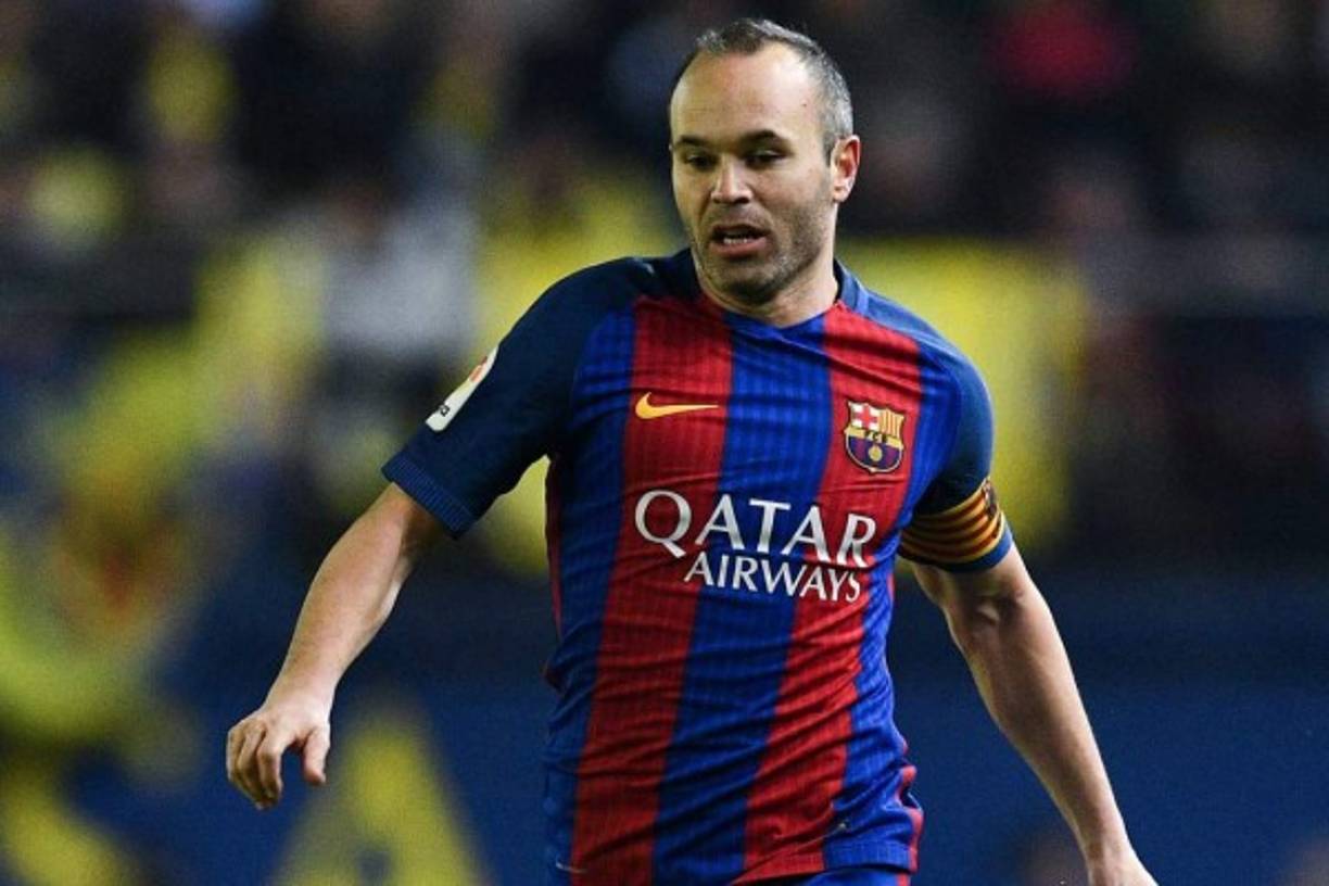 El tiempo no pasa en balde. A todos los grandes futbolistas termina por llegarles su hora. Los cracks del FC Barcelona no son una excepción. Andrés Iniesta nota sus piernas cada vez más pesadas. Y se suma el desgaste de lucir el brazalete de capitán del Barça. El futbolista manchego cumple 33 años el próximo 11 de mayo y el club de sus amores empieza a pensar en su recambio. Para Luis Enrique esta temporada no ha contado, no ha sido titular.