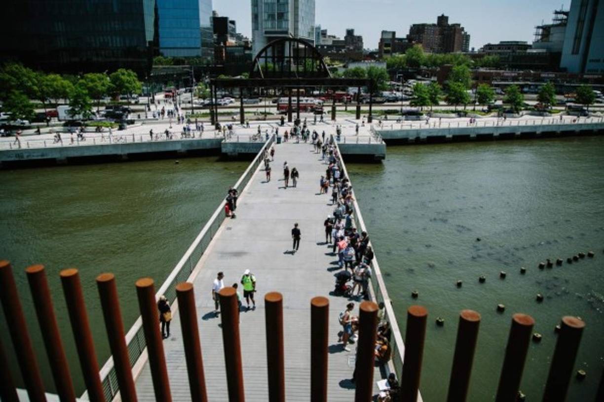 La 'pequeña isla' es la guinda del Hudson River Park, un parque fluvial de más de seis kilómetros que baña el oeste de Manhattan y cuyo consorcio gestor decidió contar en 2014 con el empresario multimillonario para una colaboración público-privada que no ha estado exenta de oposición y casi acabó en un cajón.