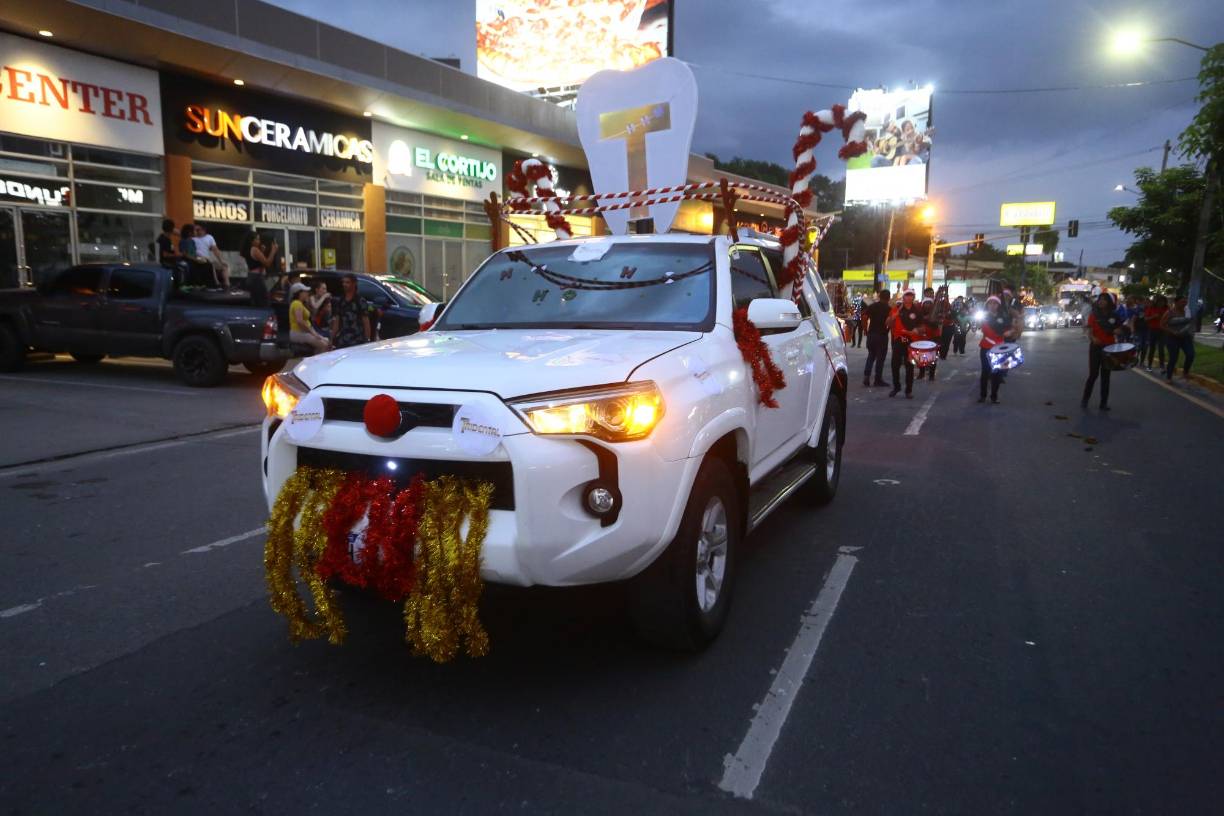 También participó una caravana de vehículos decorados.