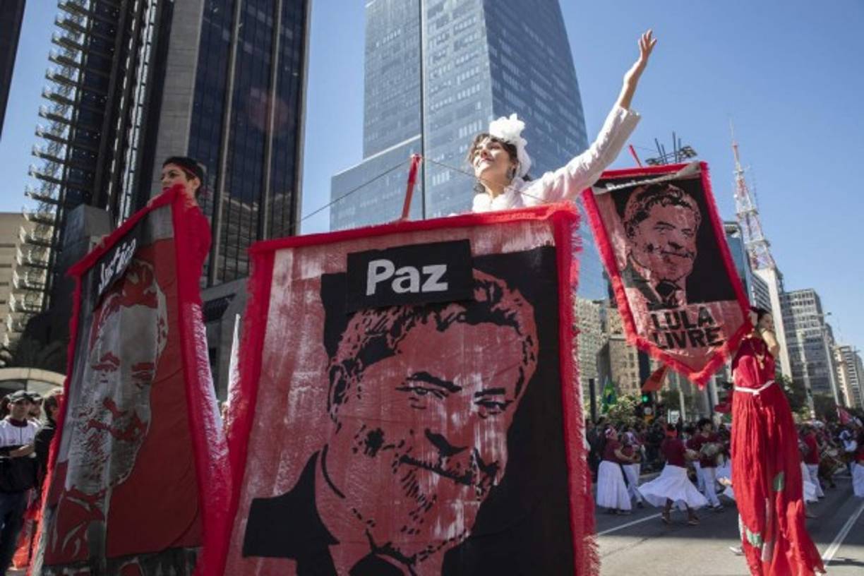 Lula aparece en primer lugar en las encuestas de intención de voto con alrededor de un 30 % de votos y ganaría a cualquiera de sus adversarios en una eventual segunda vuelta.