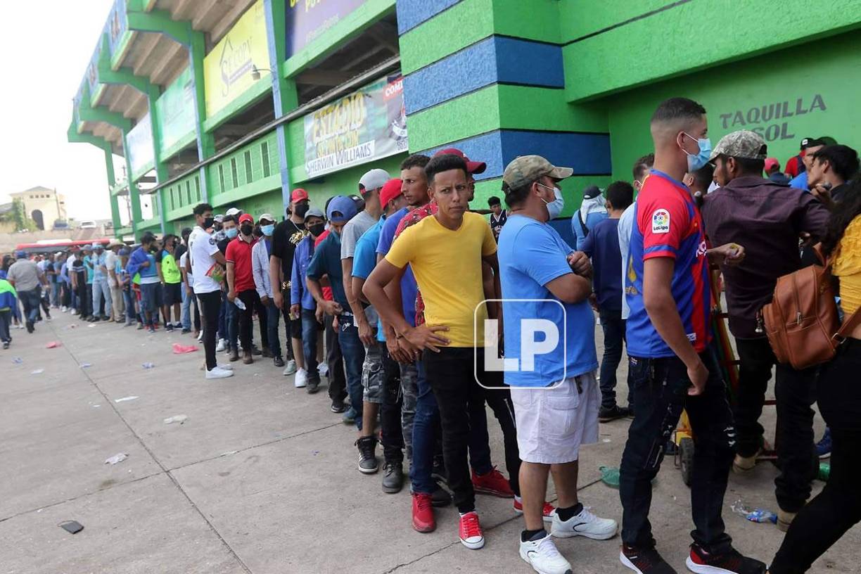 Largas filas se hicieron para ingresar al estadio Juan Ramon Brevé Vargas para el partido Olancho FC-Motagua.