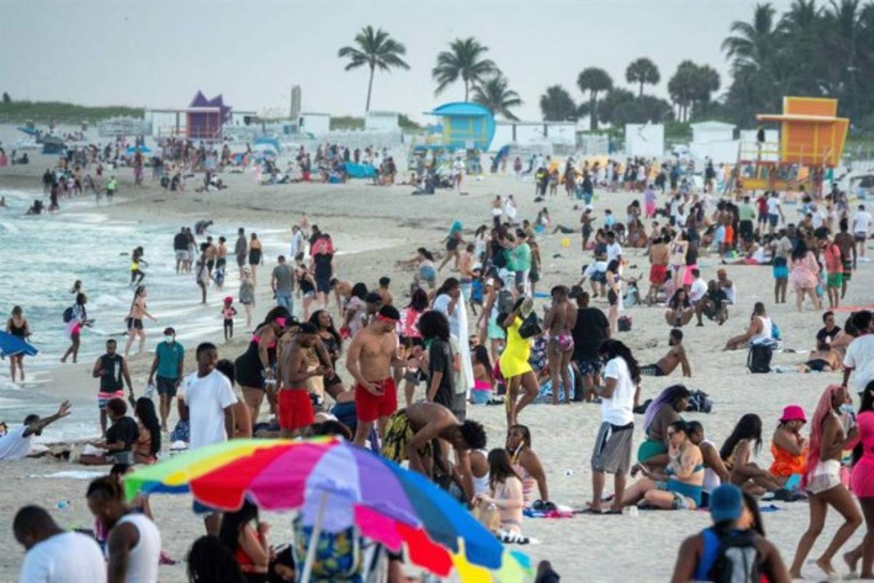 El viernes, el icónico bar de Miami Beach (Florida) Clevelander anunció el cierre temporal al considerar que la ciudad no ha podido controlar la masas y no quiere poner en riesgo de la covid-19 a sus empleados ni la estructura del lugar que ha sufrido destrozos en los últimos días.<br/>