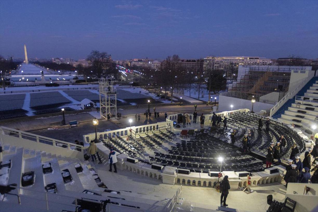 Durante el último siglo, el Capitolio, en Washington, ha sido el escenario de la mayoría de investiduras, que primero se llevaban a cabo en el pórtico este del edificio y desde la toma de posesión de Ronald Reagan de 1981, en la emblemática escalinata frente a la Explanada Nacional.