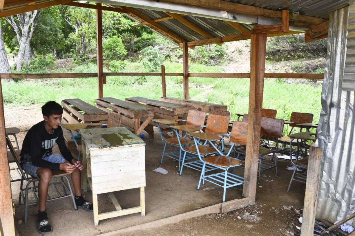 Otro de los proyectos anhelados es la escuela. En la actualidad los niños reciben clases en una galera donde se mojan si llueve. Ya fue personal del FHIS y Sedecoas para avanzar con los planos del proyecto.