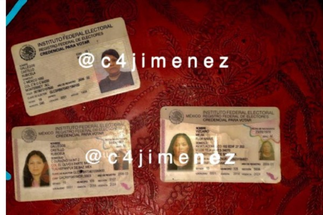 Foto de las credenciales de ambas mujeres.