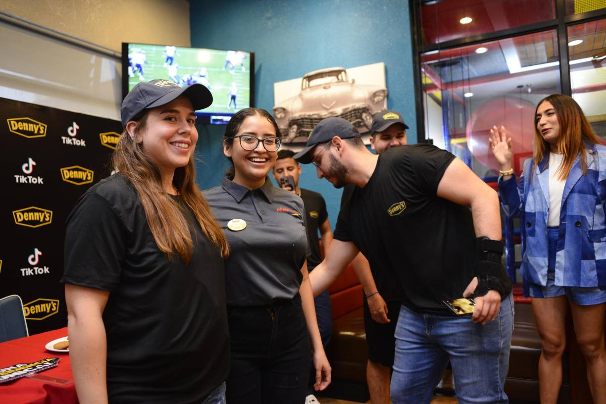 Samanta Castillo, miembro del equipo de Denny´s, no se perdió la oportunidad de posar junto con Antonia.