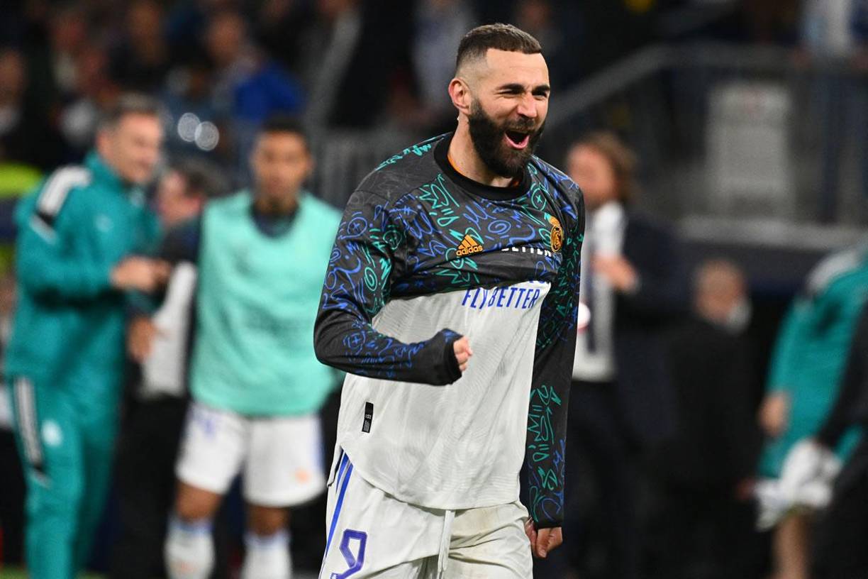 Karim Benzema eufórico celebrando la histórica remontada del Real Madrid.