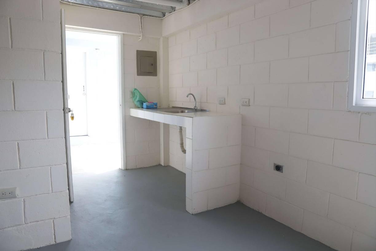 Entre atrasos por falta de desembolsos de fondos, problemas con los terrenos, tomas de carreteras, aumento de precios en materiales de construcción, avanzan a peso lento tres proyectos habitacionales para los damnificados de Eta y Iota en Santa Bárbara y Cortés.