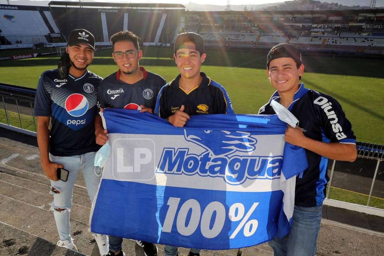 Estos seguidores del Ciclón Azul, sonrientes horas antes del partido.