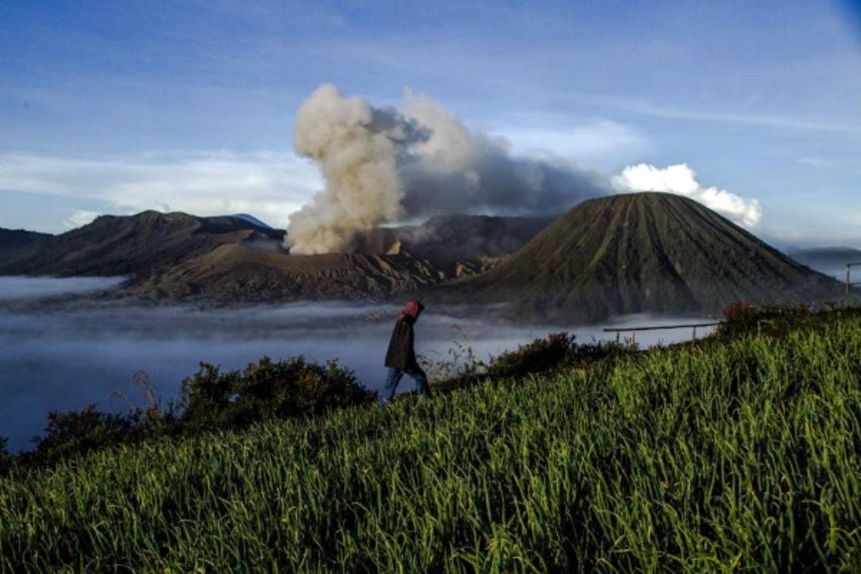 INDONESIA. Buena señal de los dioses. El Monte Bromo arroja cenizas durante una erupción volcánica antes de la ceremonia hindú Kasada en Probolinggo, Java Oriental.