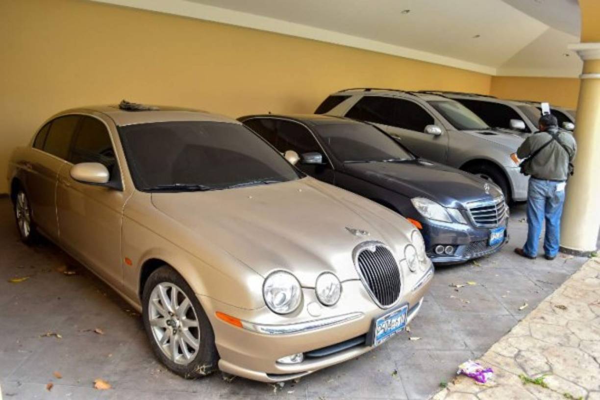 Saca espera evitar la pena máxima de hasta 30 años de prisión por una de 10 años de cárcel en un 'juicio abreviado' en el que confesó su millonario desfalco. En la imagen, varios autos confiscados al exmandatario salvadoreño.