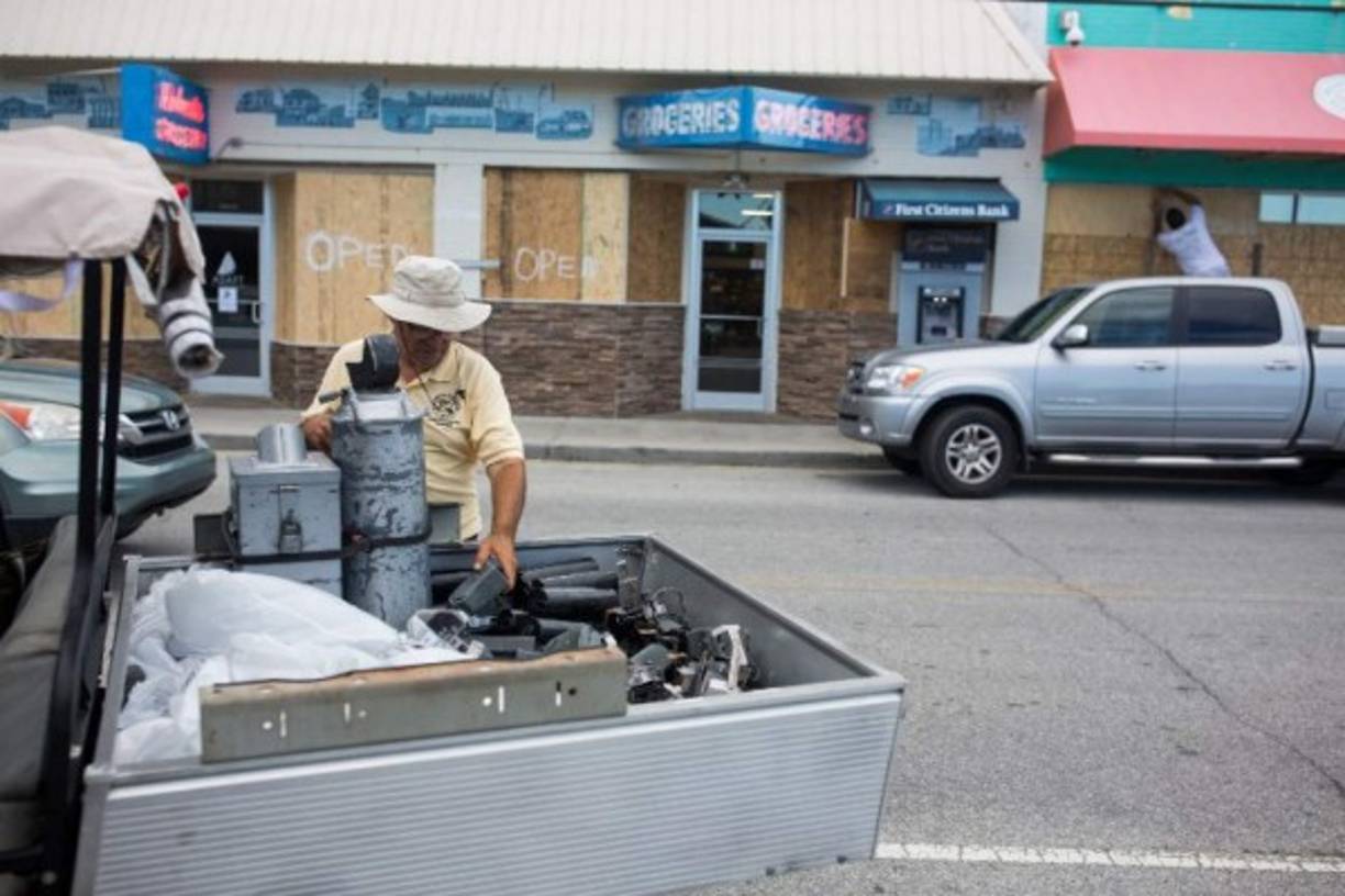 Meteorólogos advierten que Florence podría permanecer estancada en tierra firme antes de disiparse.