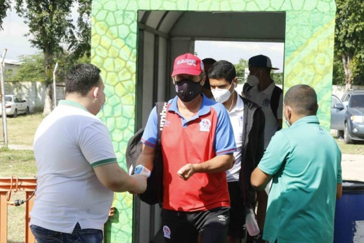 Pedro Troglio al momento de ingresar al estadio del Marathón, siendo todas las medidas de bioseguridad.