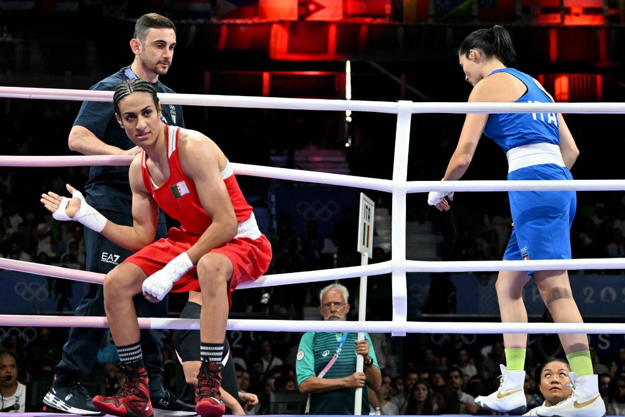 Imane Khelif es una boxeadora argelina de 25 años que logró avanzar a los cuartos de final luego de que la italiana Angela Carini decidió abandonar después de recibir un derechazo en el rostro a los 46 segundos del combate.