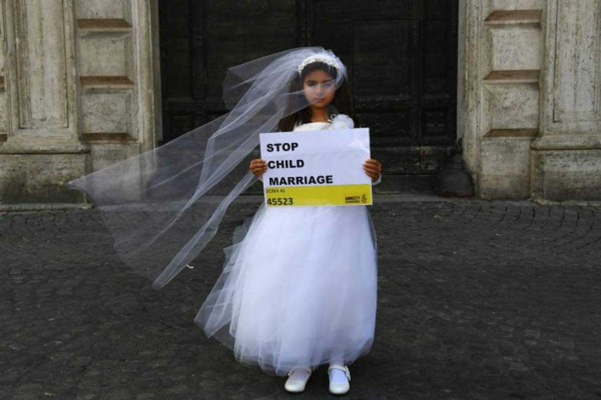 Una niña disfrazada de novia fue utilizada para la campaña de Amnistía Internacional que busca concientizar sobre los matrimonios forzados, especialmente en Oriente Medio, entre niños y adultos.