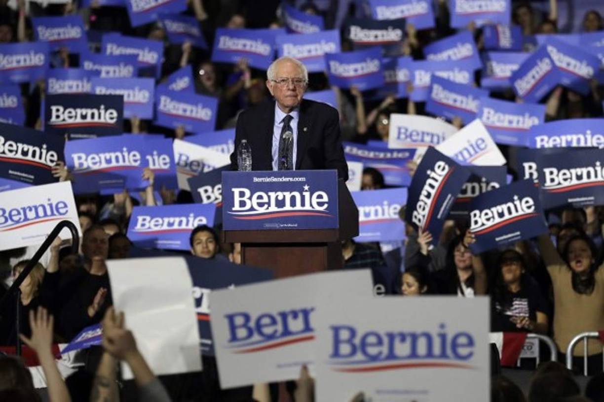El socialista Bernie Sanders vuelve a intentar convertirse en el rival de Donald Trump tras perder las primarias de 2016 ante Hillary Clinton por la mínima. El senador por Vermont, de 77 años, aparece con el 27 % del apoyo entre los votantes. <br/><br/>Sanders apuesta por el voto de los jóvenes al prometer condenar las deudas de préstamos estudiantiles de millones de universitarios.