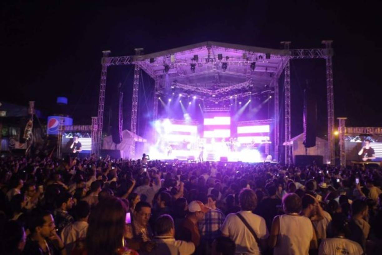 El cinco veces ganador del Latin Grammy, deleitó a sus fanáticos en su concierto llevado a cabo en Expocentro, San Pedro Sula.<br/>