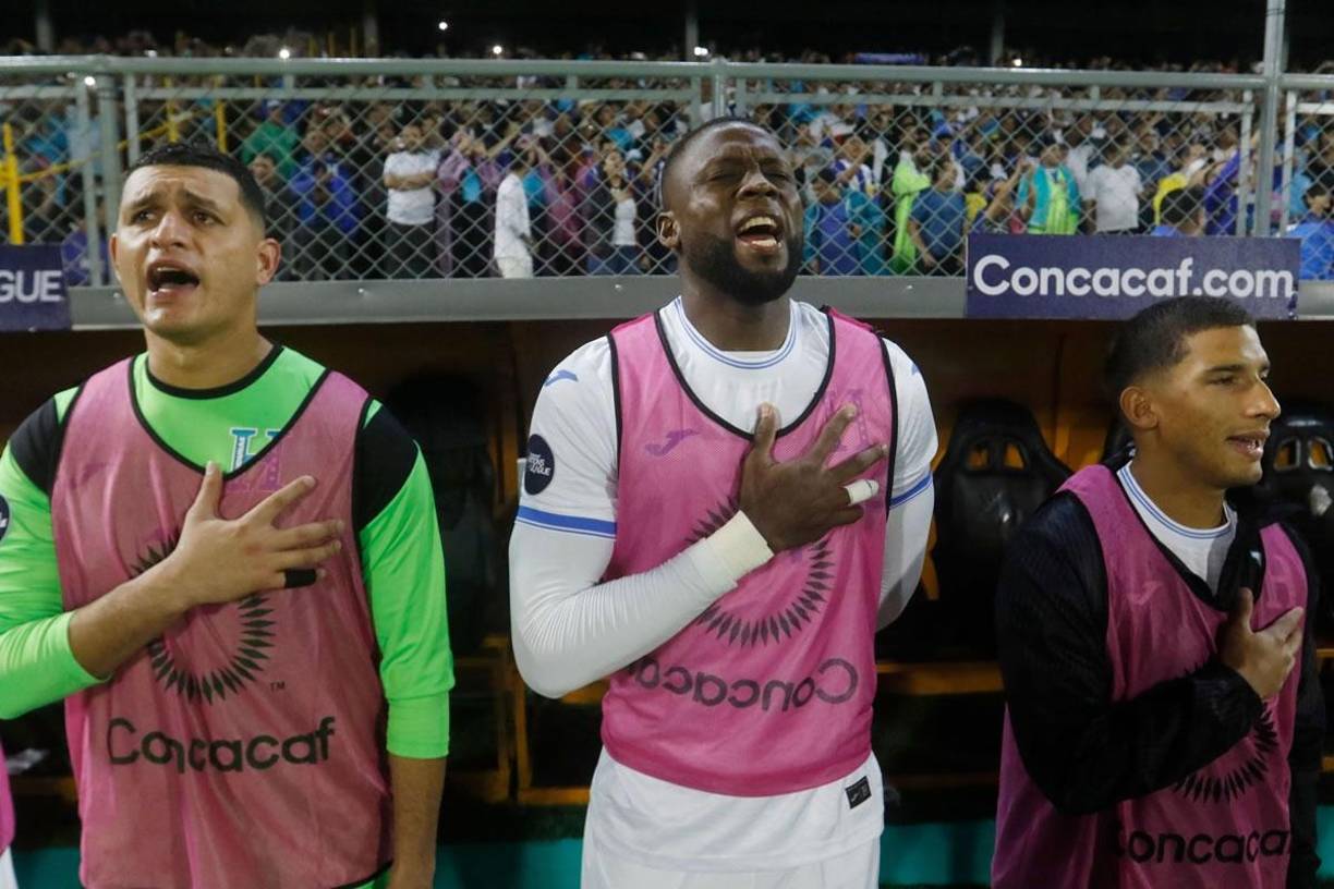 A todo pulmón: Así cantó Yustin Arboleda el himno nacional de Honduras. Un catracho más.