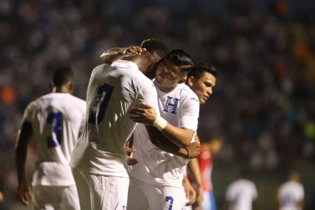 Emilio Izaguirre fue el primero en llegar a felicitar a Jorge Benguché por su gol.