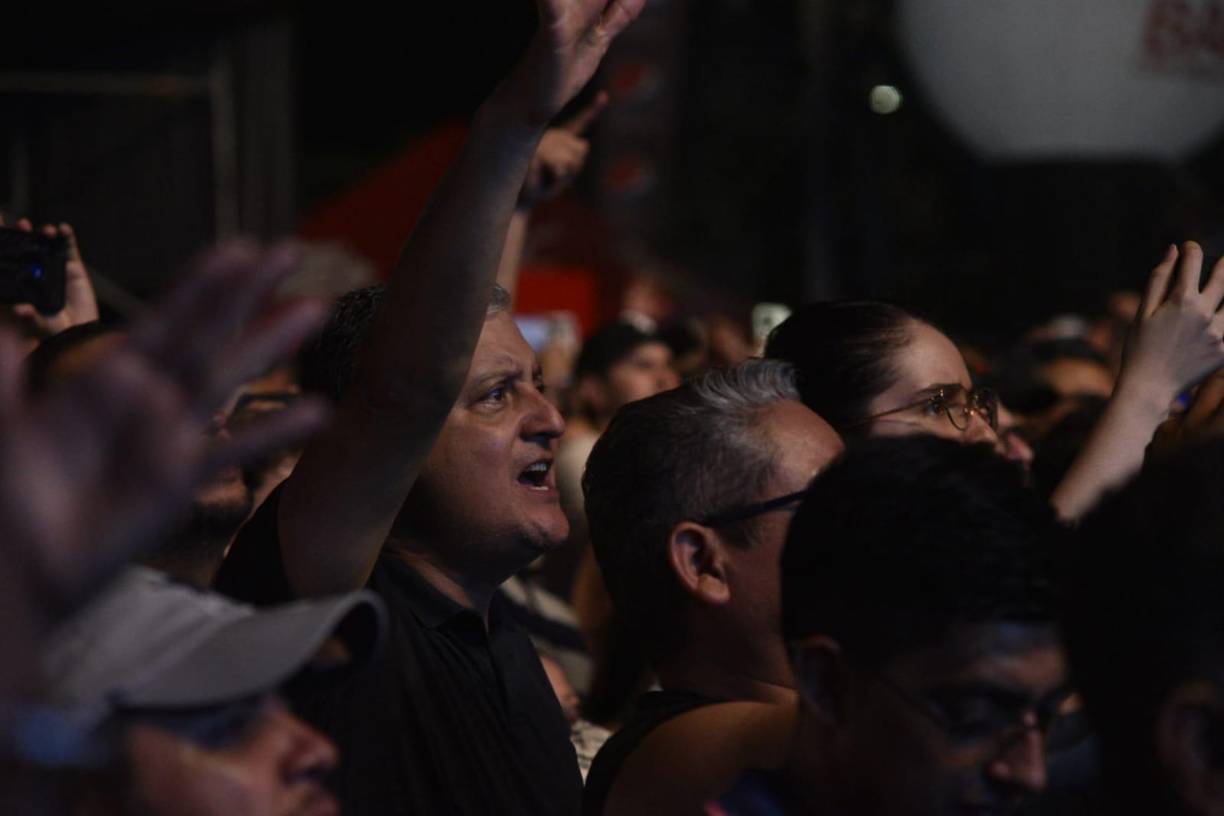 Hasta en el puente disfrutaron del concierto de Miguel Mateos y Vilma Palma