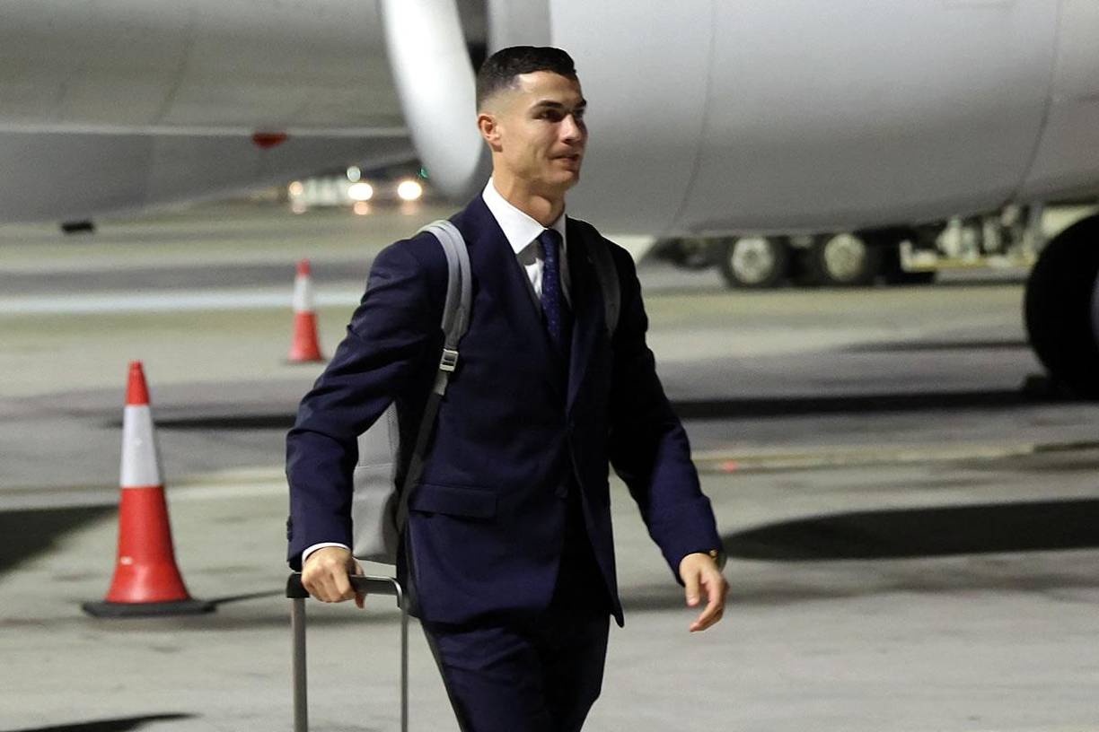 Cristiano Ronaldo lució sonriente y elegante en el Aeropuerto Internacional Hamad de Doha.