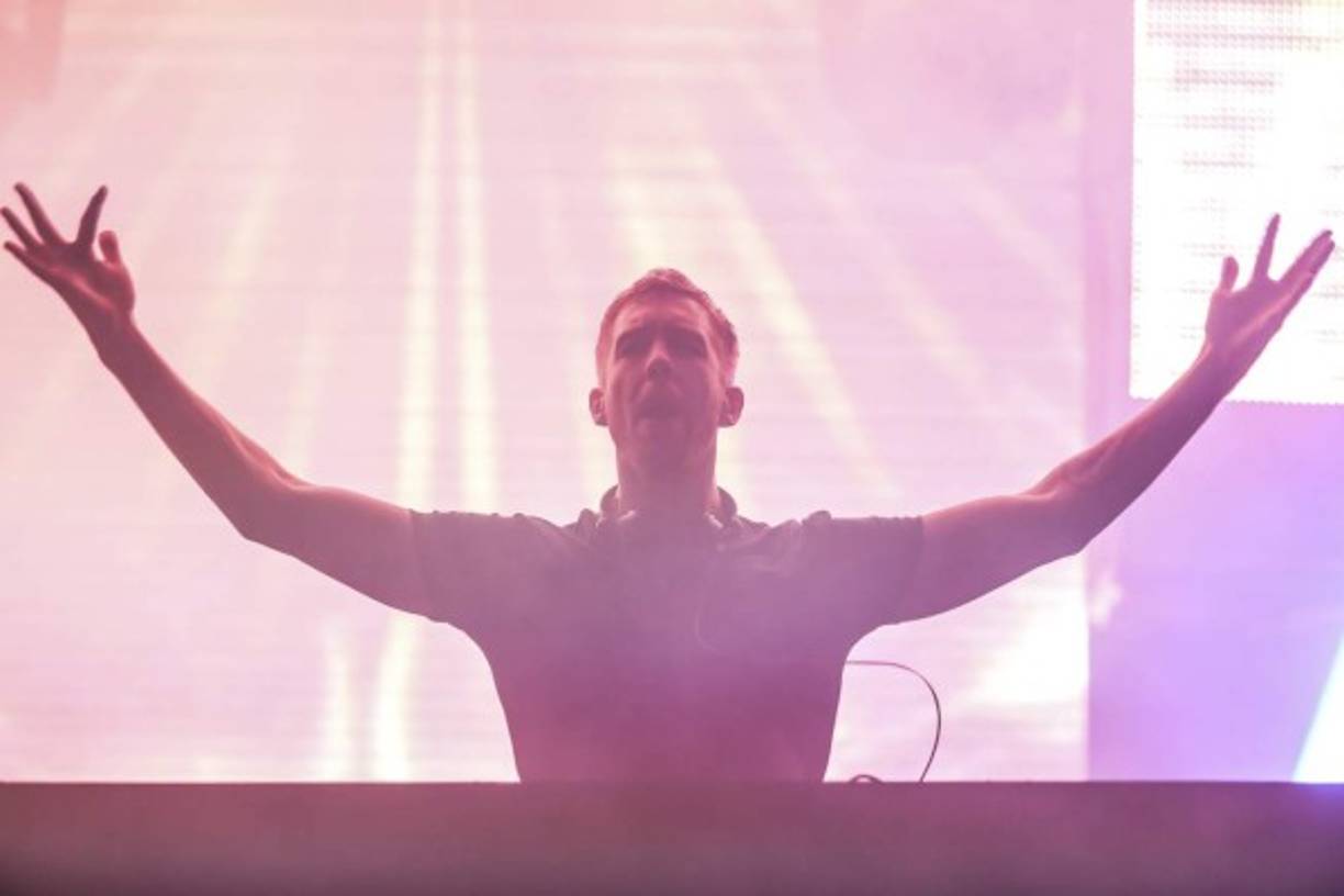 El dj no sólo es bien guapo sino talentoso.