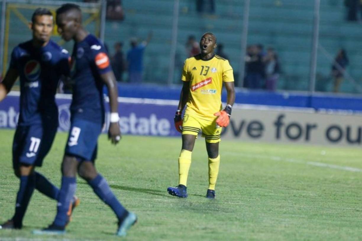 El portero del Portmore United, Kemar Foster, empezó la pelea al final del partido al decirle algo a Román Rubilio Castillo.