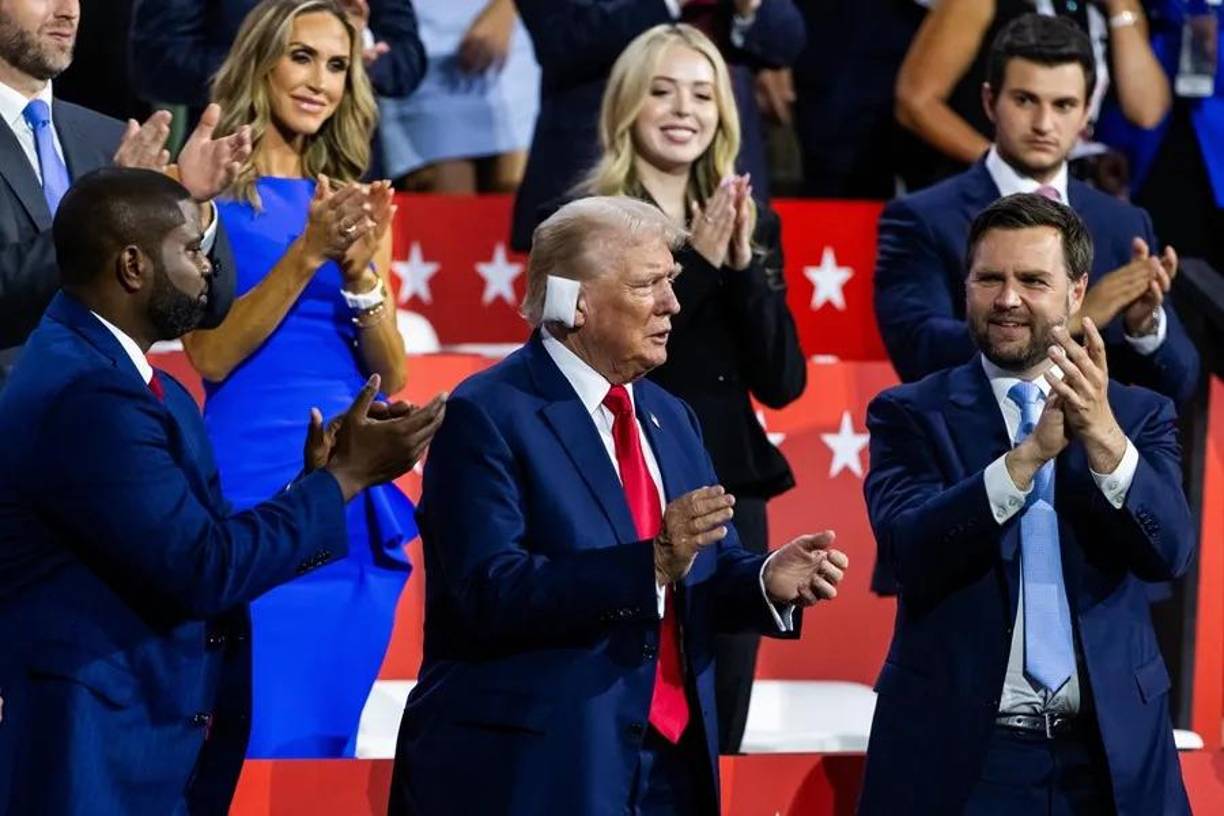 Trump aceptó la nominación republicana a la presidencia en uan convención en Wisconsin, apenas cuatro días después de haber sobrevivido al atentado en Pensilvania. El senador de Ohio, J.D. Vance, fue presentado como su compañero de fórmula.