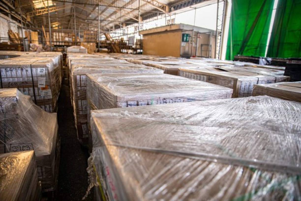 Bukele se llevó los aplausos en las redes sociales de los salvadoreños que agradecieron al mandatario por equipar las escuelas y a los estudiantes con equipo de alta calidad. Sin embargo, también recibió una lluvia de críticas de la oposición que cuestionó que la entrega se realiza a una semana de las elecciones legislativas en el país.