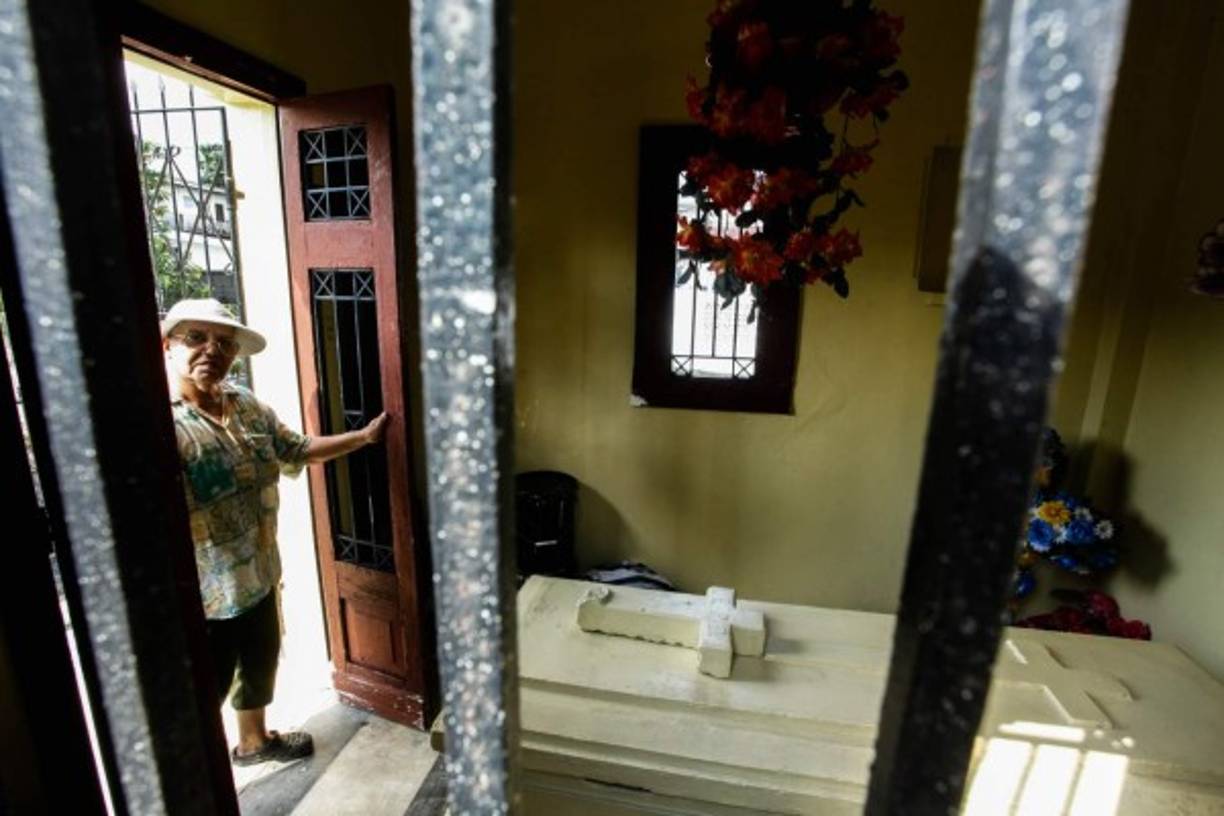 Esta sampedrana desde niño le gustaba visitar las tumbas de sus familiares, trata de que tengan su morada digna en el cementerio de Paz Barahona.