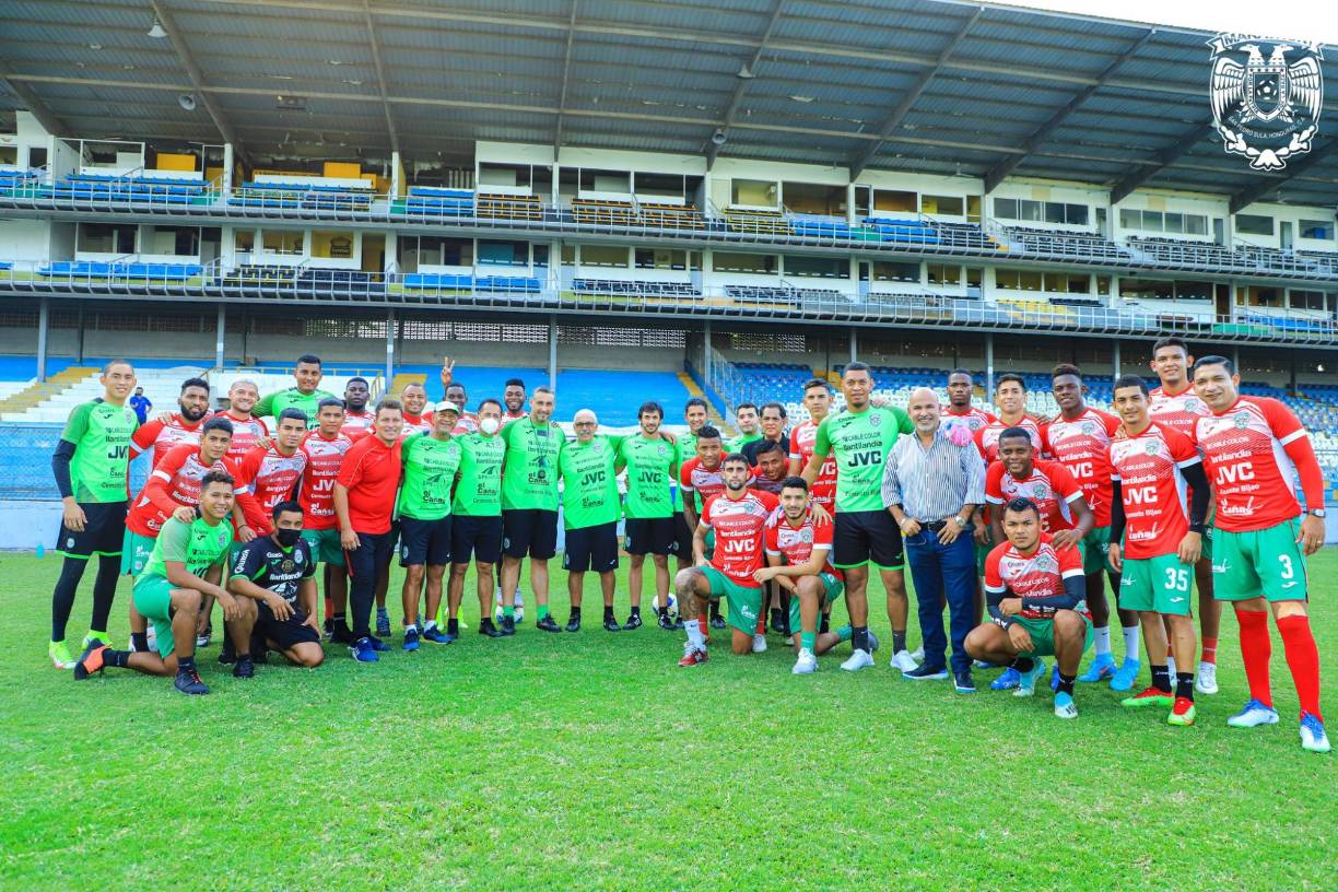 Manuel Keosseián junto al plantel de jugadores y el presidente del club Orinson Amaya.