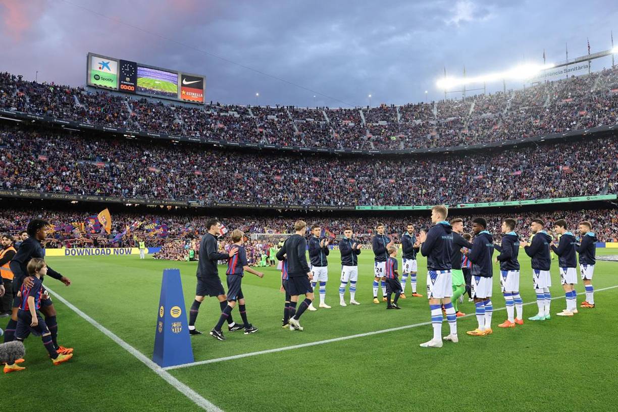 La plantilla de la Real Sociedad le hizo el pasillo de campeón a los jugadores del FC Barcelona antes del partido.