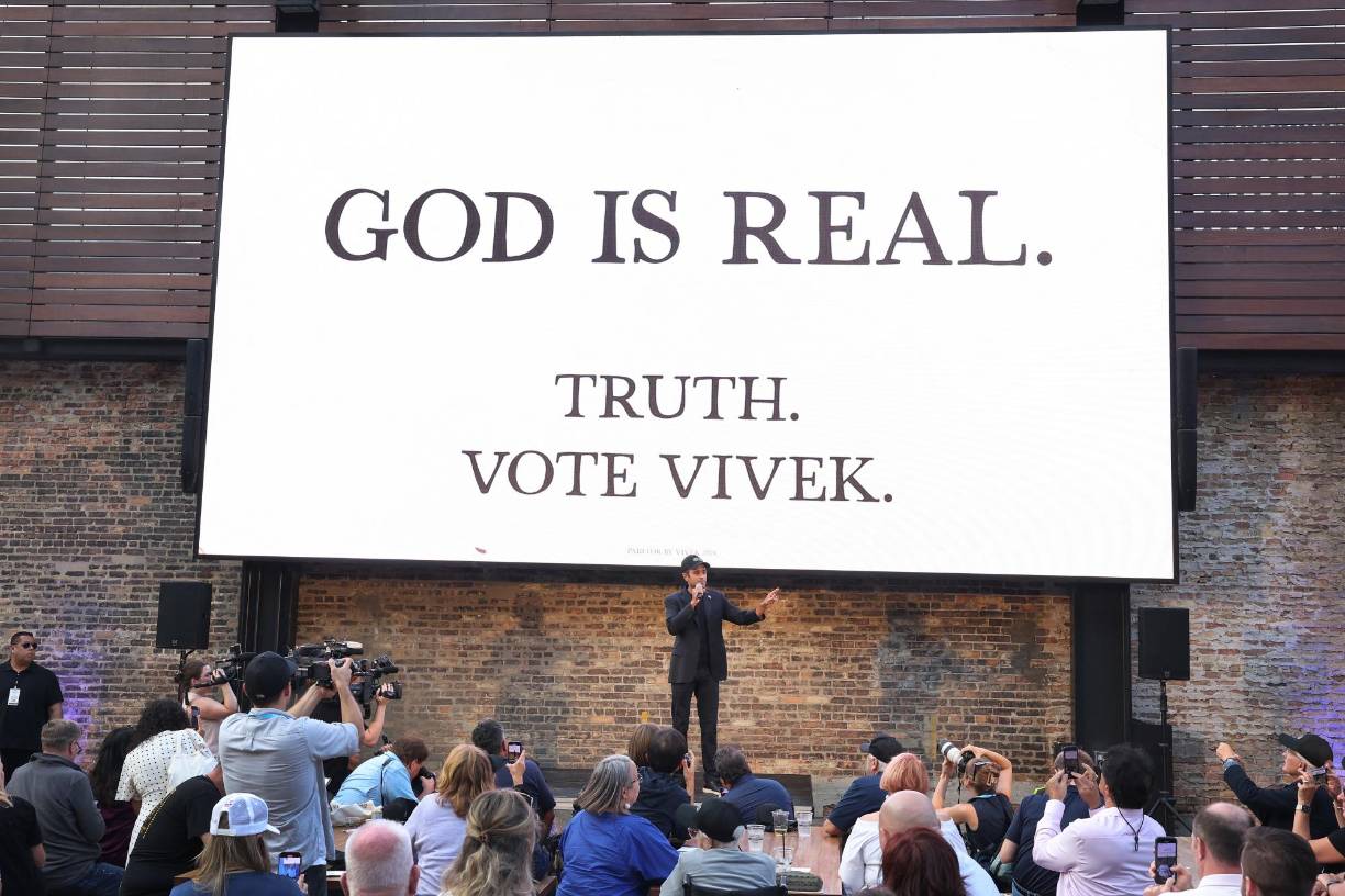 Mientras algunos candidatos están comenzando a apuntar sus baterías contra Trump, <b>Ramaswamy</b>, de 38 años, se ha movido hacia el frente del grupo perseguidor colocándose firmemente en la estela del favorito.
