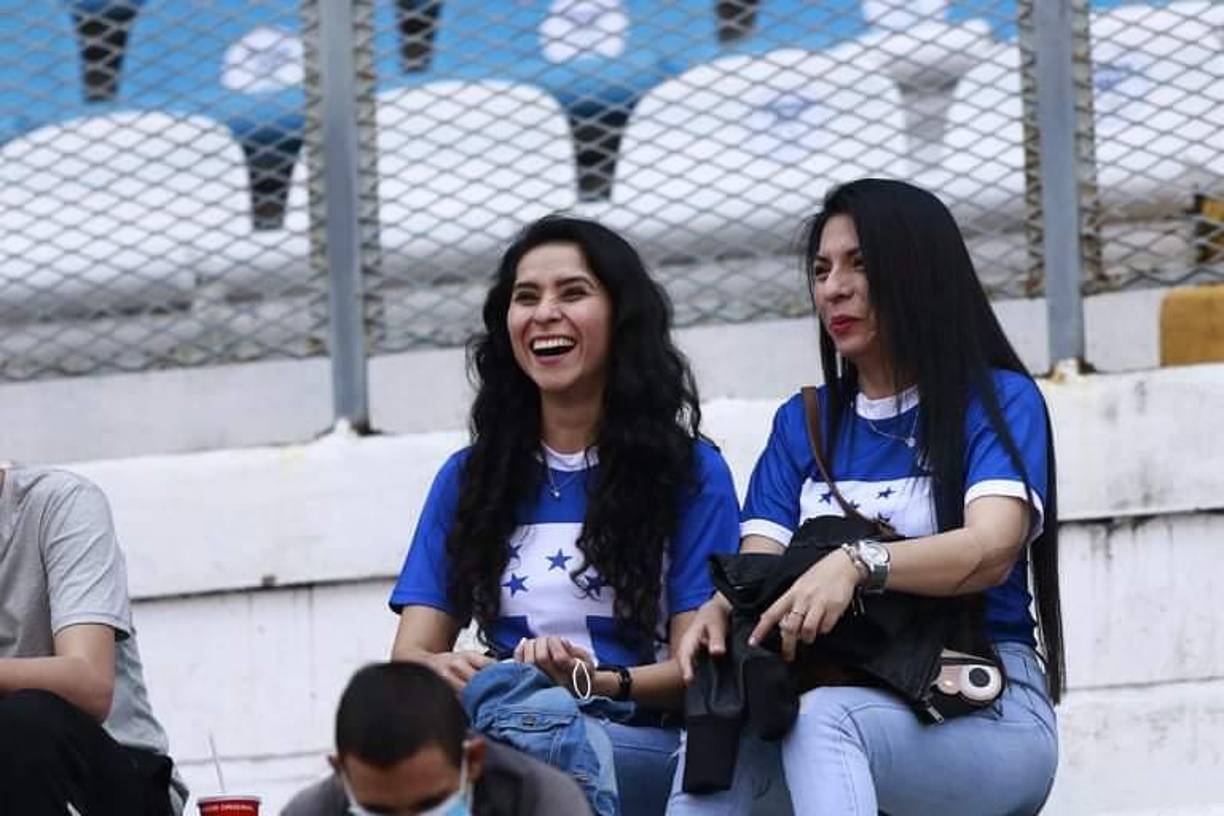 ¡Poca afluencia! El ambiente en el Honduras-El Salvador en un estadio Olímpico vacío
