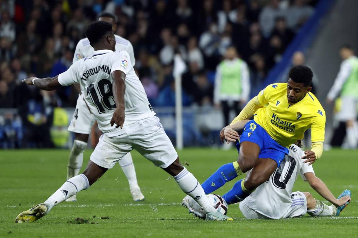 ‘Choco‘ Lozano tratando de superar al francés Aurélien Tchouaméni.