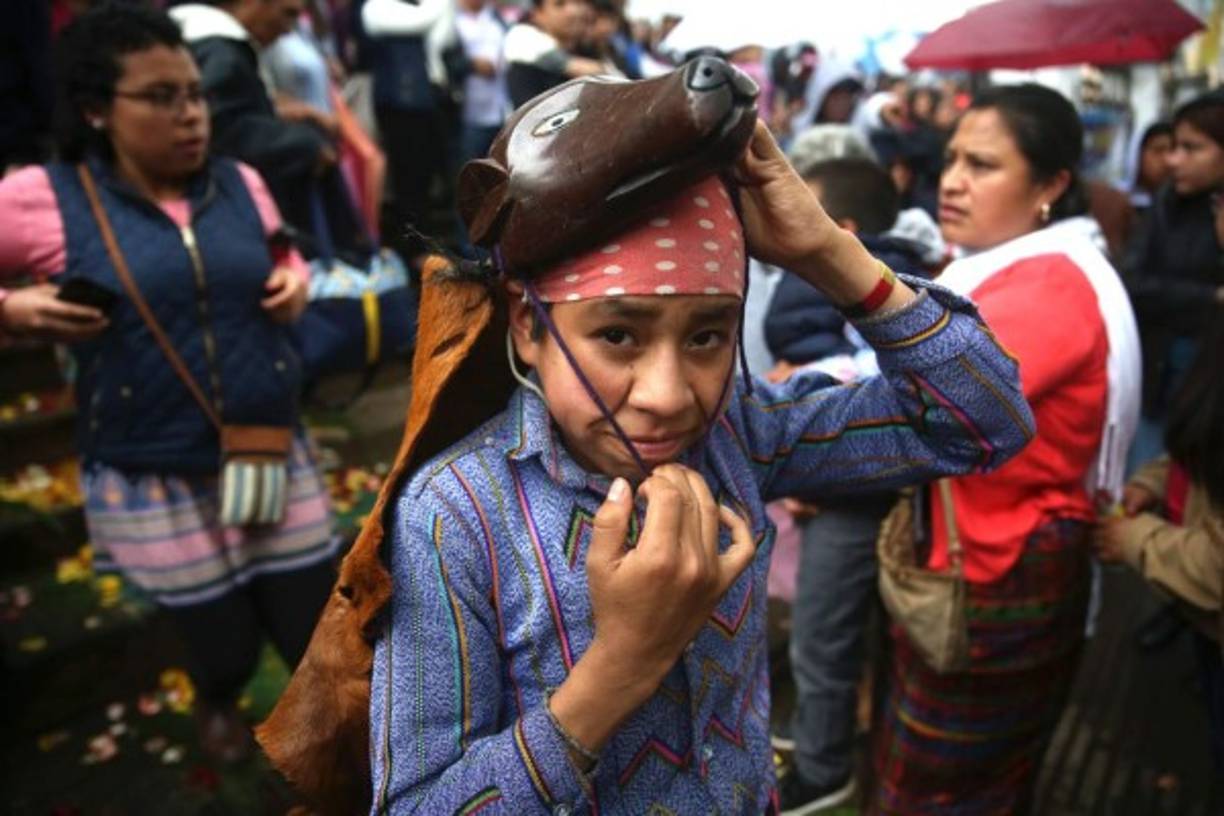 Un grupo de niños, y un adulto, vestidos con pieles de jaguares y de venado, representan este baile peleándose entre sí, con unos movimientos que, según los más ancianos del pueblo, representan los desplazamientos del universo y la preparación para la cacería.<br/>