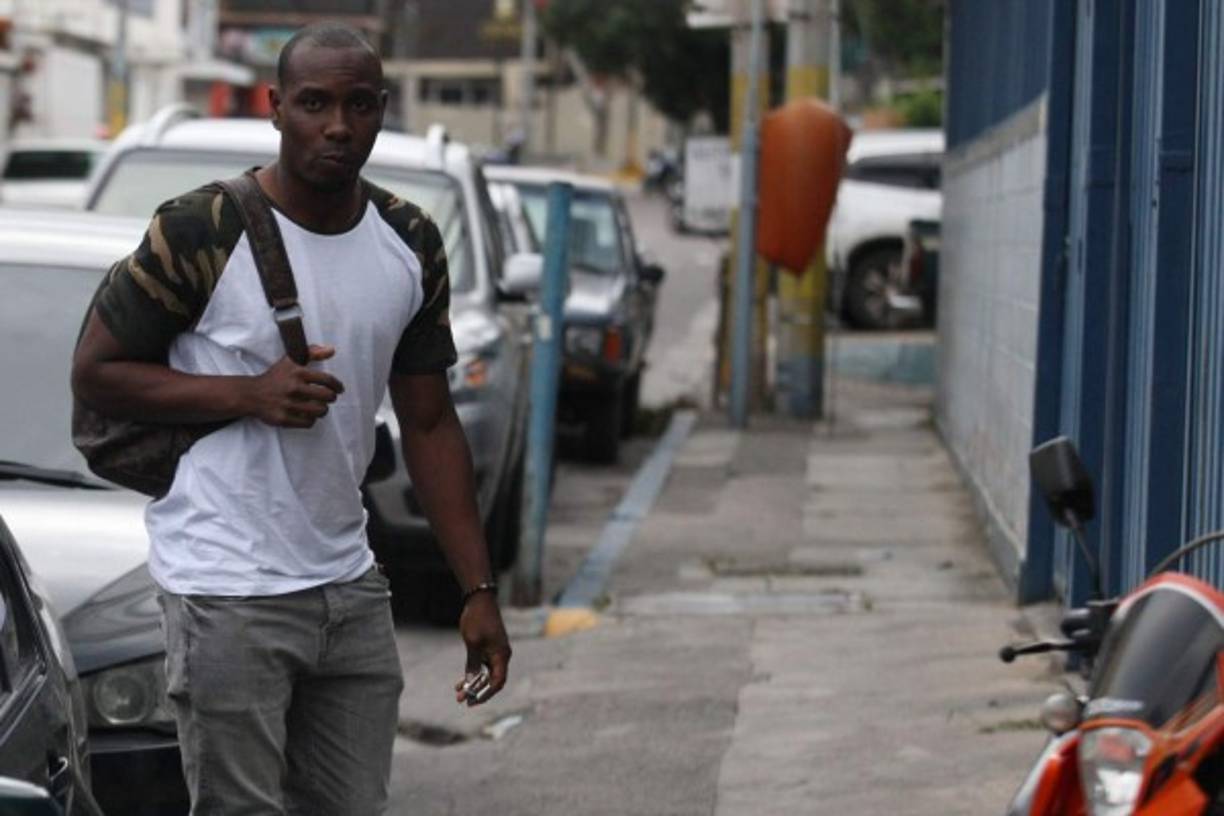 Andrés Quejada: El defensa colombiano llegó al país el pasado viernes y fue hasta este día que logró estampar su firma con el equipo Olimpia y de esa manera se liga por un año con la institución.