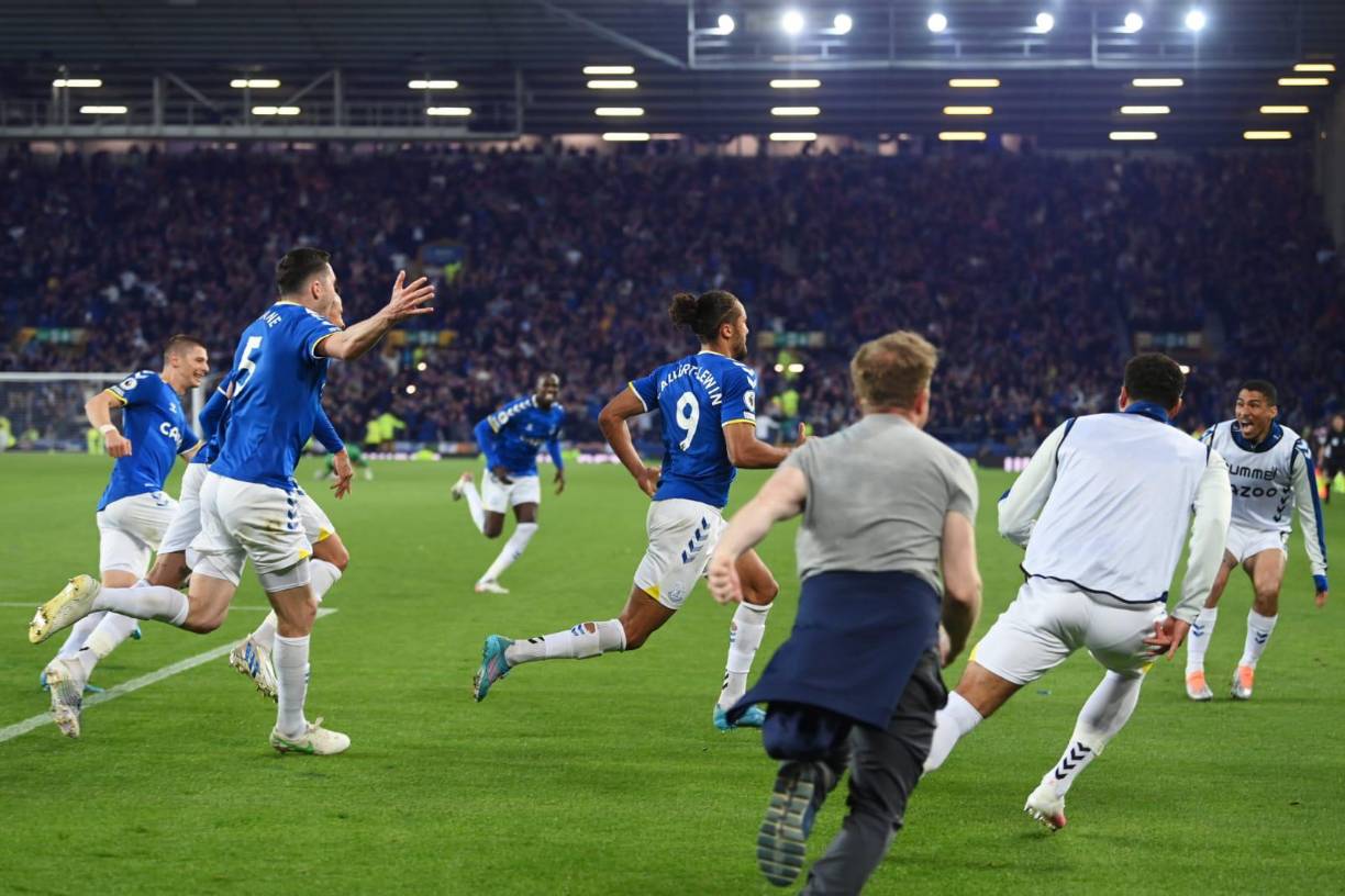 La locura se apoderó de todos en Goodison Park con el gol de Dominic Calvert-Lewin.