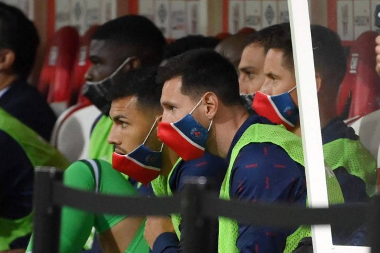 Lionel Messi estuvo atento en el banquillo y la ansiedad por ingresar era evidente.