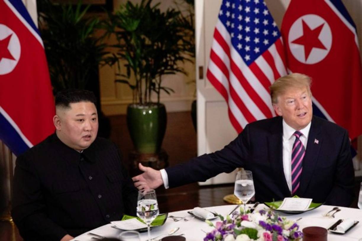 Ambos se sentaron el uno al lado del otro - no frente a frente, como en el almuerzo de entonces en Singapur - en una pequeña mesa redonda dispuesta para ellos y sus seis acompañantes.