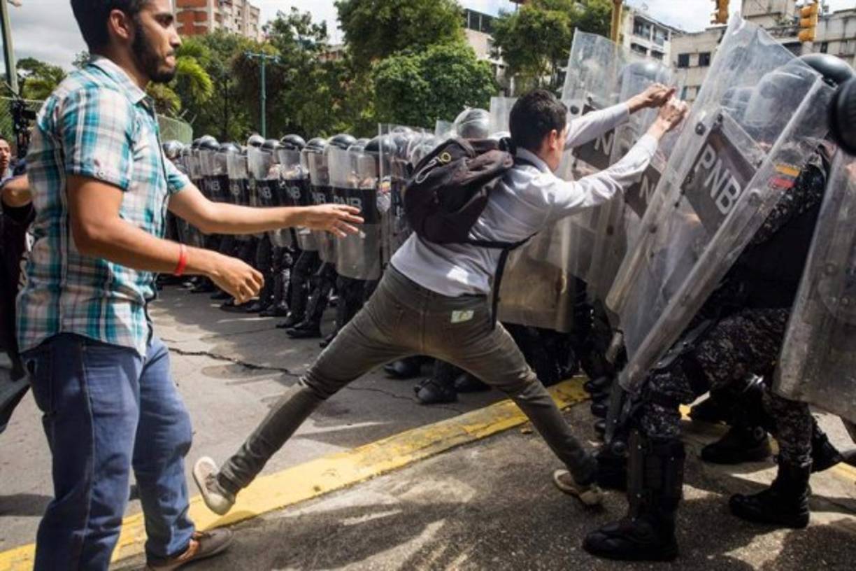 Los universitarios intentaron traspasar a la fuerza el cerco tendido por los uniformados, y éstos, para dispersarlos, activaron bombas de estruendo y esparcieron gases lacrimógenos.